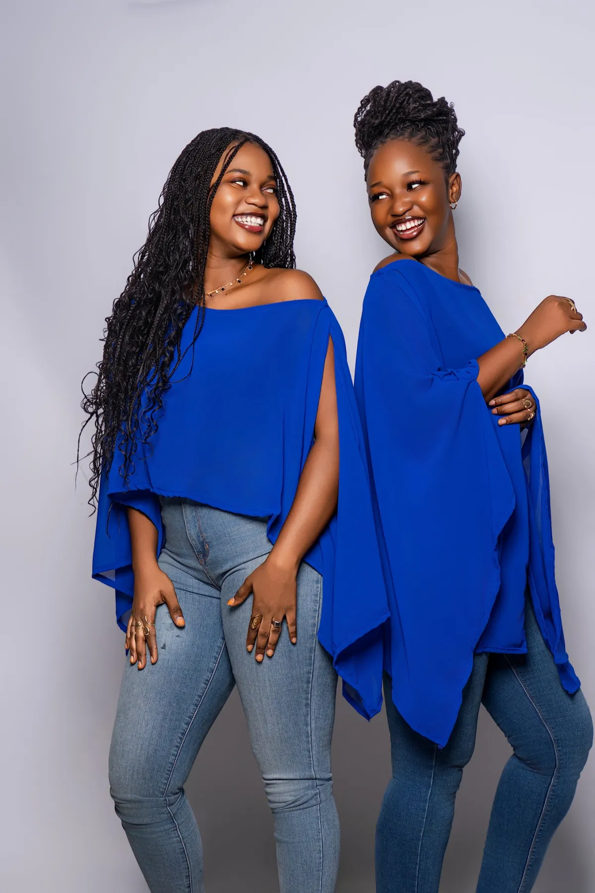 Deux femmes souriantes portant le top AÉRIA bleu roi en voile fluide, épaules dénudées — nouvelle collection AÉRIA by NFM